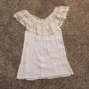 White linen sleeveless top w/ lace collar